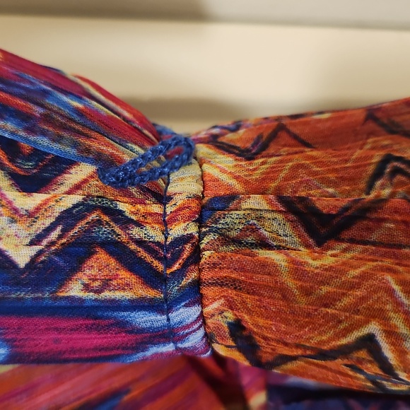 Colorful dress! It has belt loops to show your curves by adding a belt💃🏽 - Picture 5 of 7